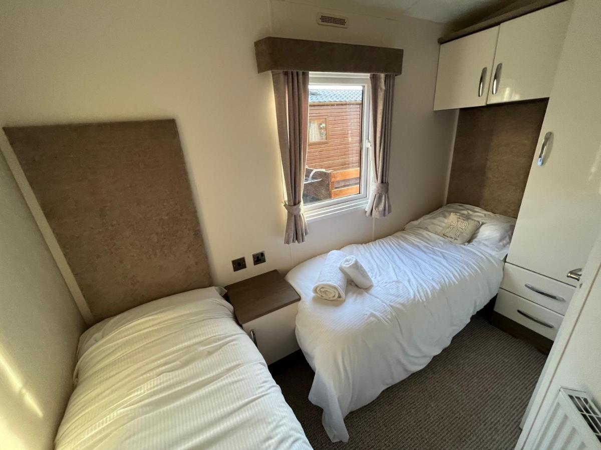 Hazel Oaks, Beautiful Lodge With Hot Tub - Sleeps 6 - Felmoor Park موربيث المظهر الخارجي الصورة