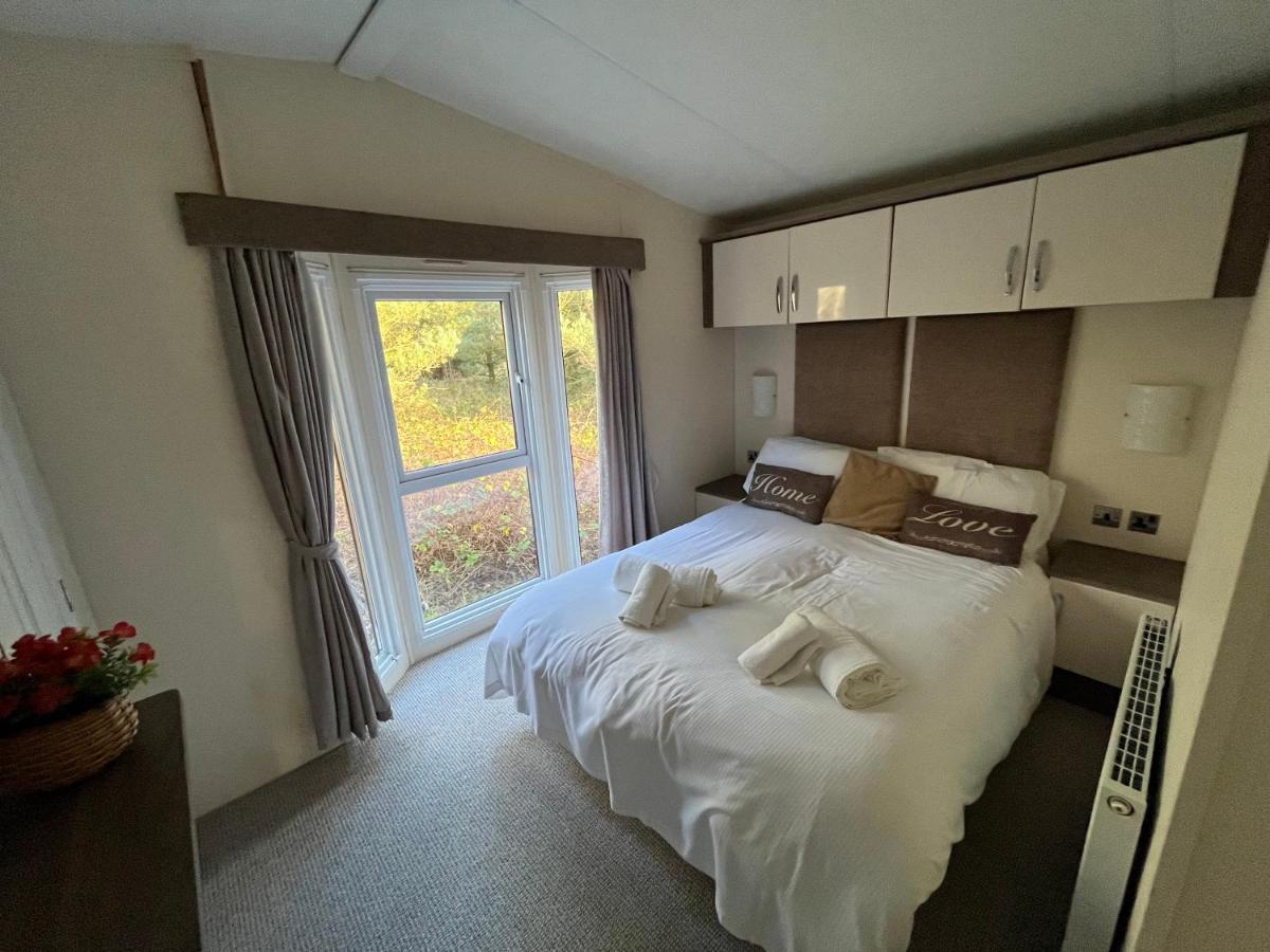 Hazel Oaks, Beautiful Lodge With Hot Tub - Sleeps 6 - Felmoor Park موربيث المظهر الخارجي الصورة
