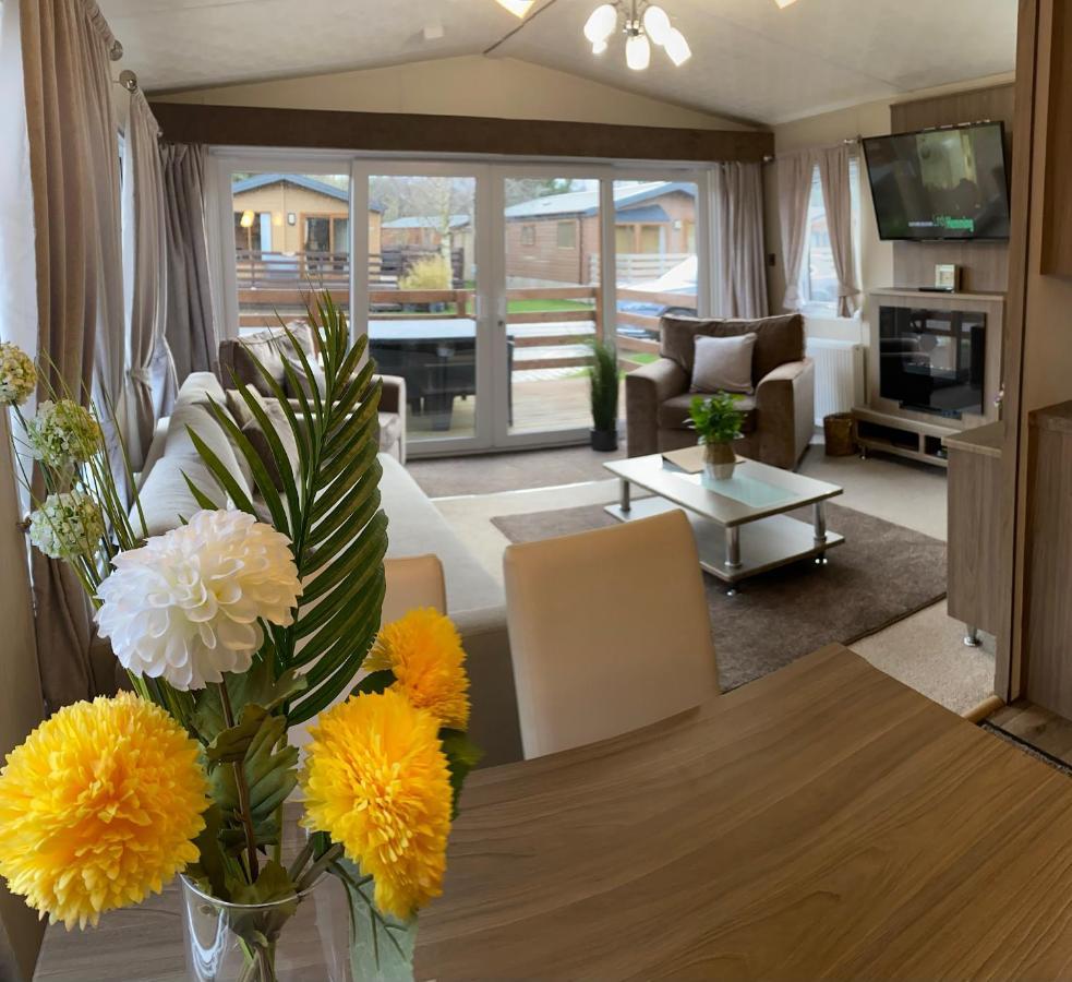 Hazel Oaks, Beautiful Lodge With Hot Tub - Sleeps 6 - Felmoor Park موربيث المظهر الخارجي الصورة