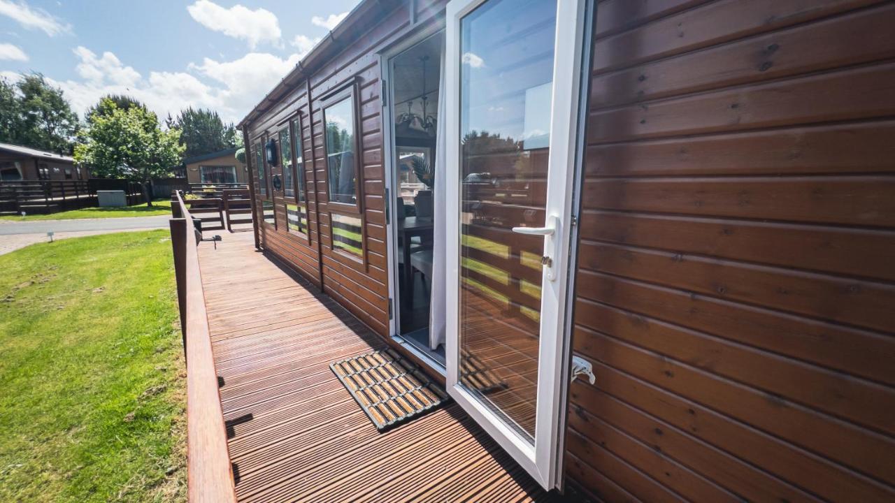 Hazel Oaks, Beautiful Lodge With Hot Tub - Sleeps 6 - Felmoor Park موربيث المظهر الخارجي الصورة