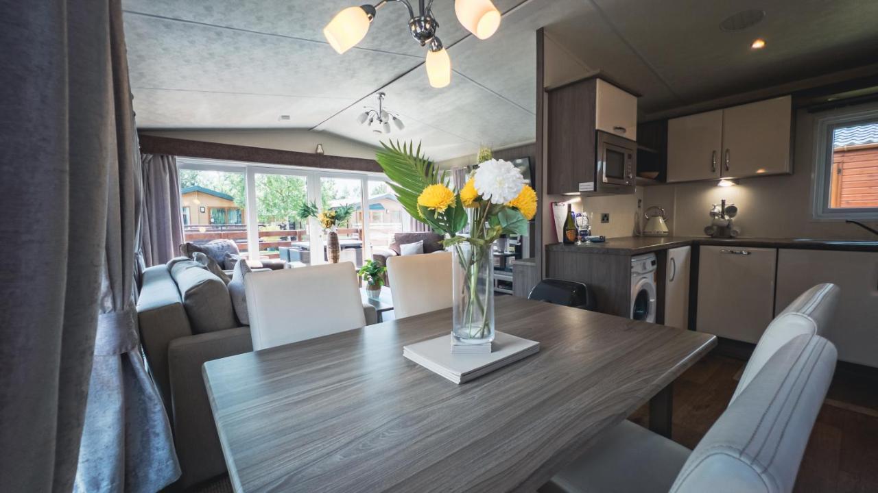 Hazel Oaks, Beautiful Lodge With Hot Tub - Sleeps 6 - Felmoor Park موربيث المظهر الخارجي الصورة