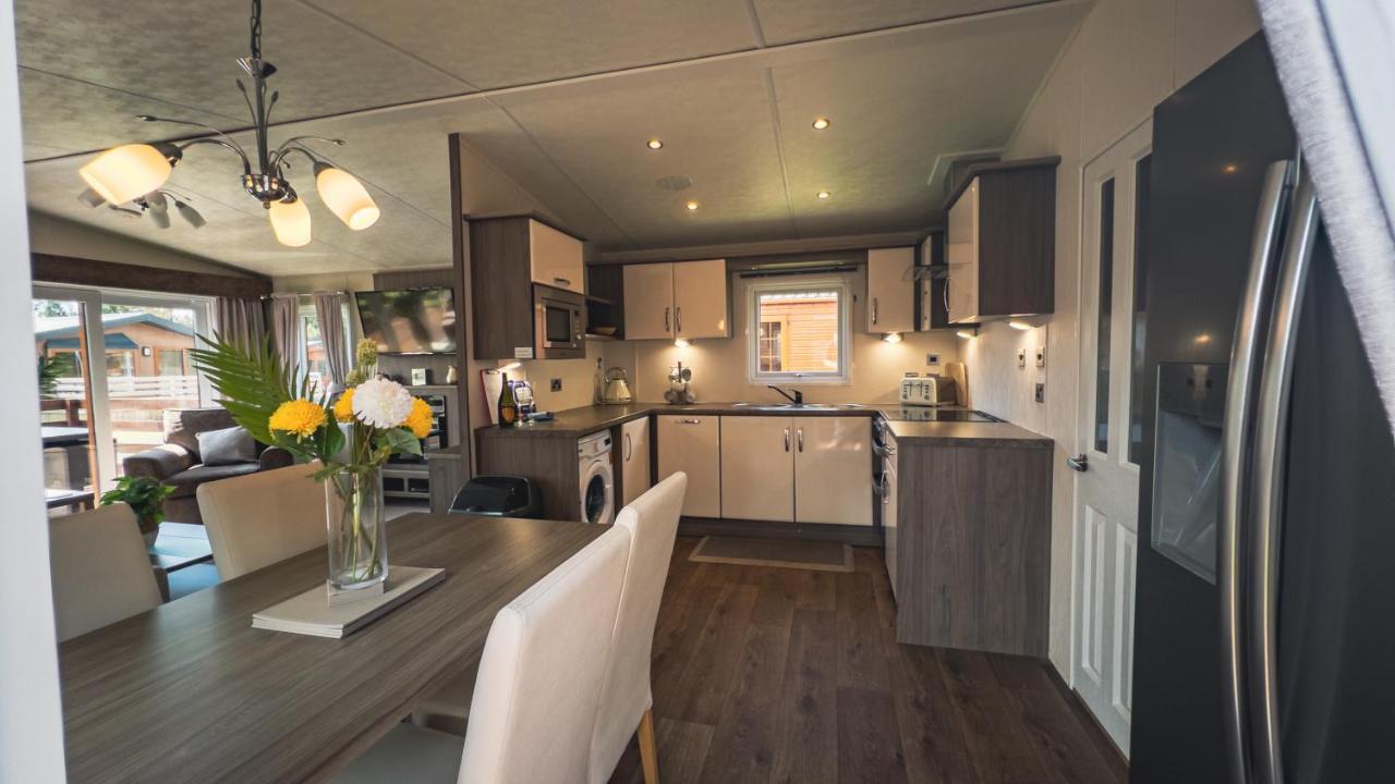 Hazel Oaks, Beautiful Lodge With Hot Tub - Sleeps 6 - Felmoor Park موربيث المظهر الخارجي الصورة